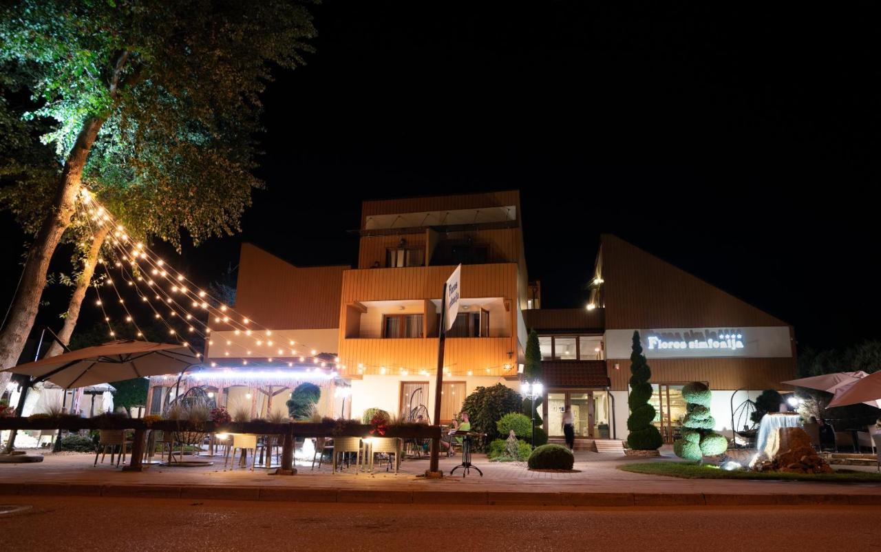 Floros Simfonija Hotel Sventoji Ngoại thất bức ảnh